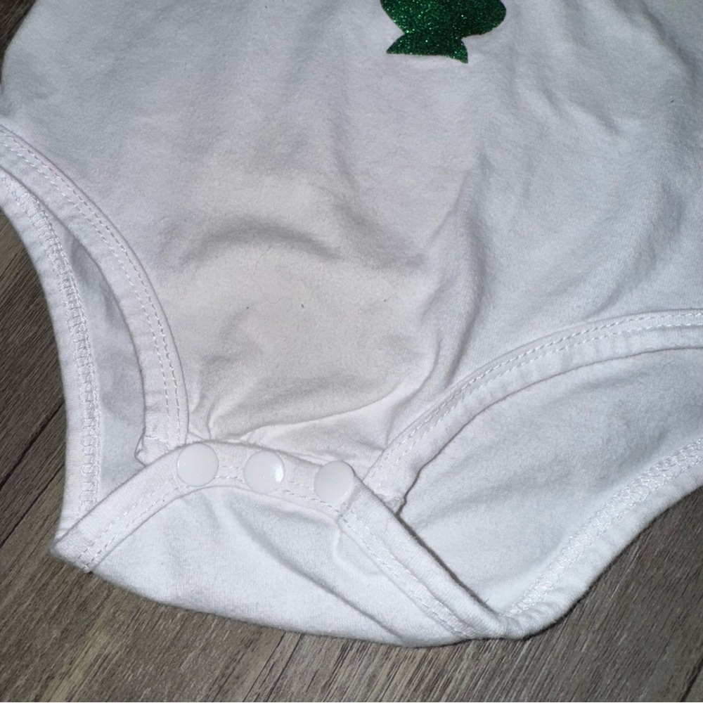 (🆓)*FREE ADD TO BUNDLE* Daddy’s little Mermaid Onesie - Picture 6 of 6